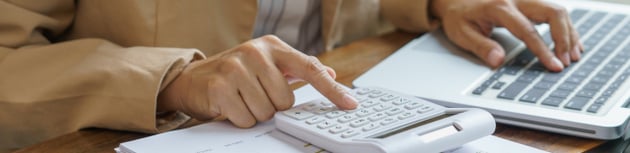 Vrouw doet erfbelasting. Familie- en Erfrecht Banning Advocaten