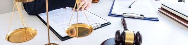 contract weegschaal Vrouwe Justitia hamer