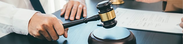 Man slaat met hamer in rechtbank