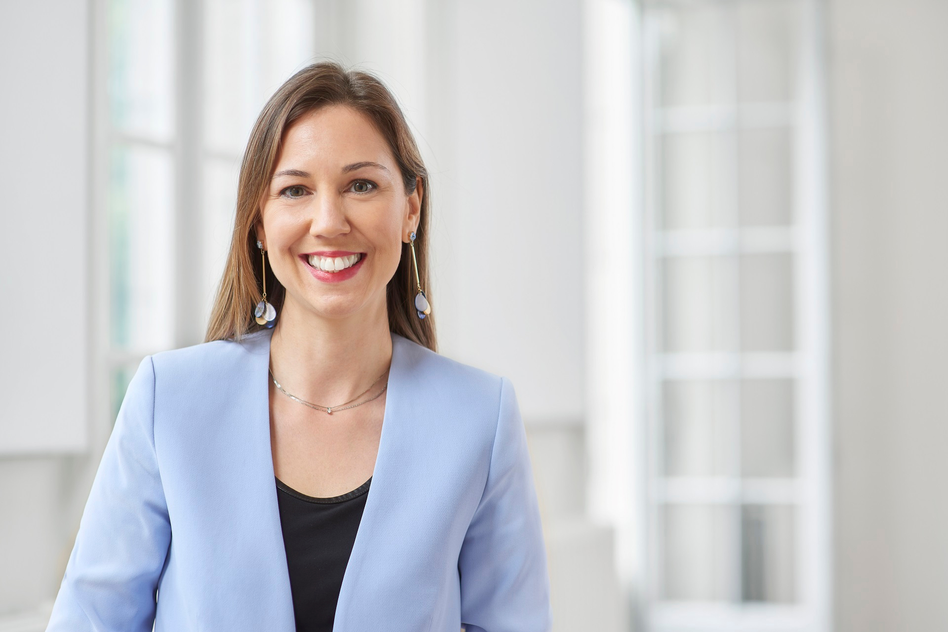 mr. drs. R.M.I. (Ranee) van der Straaten