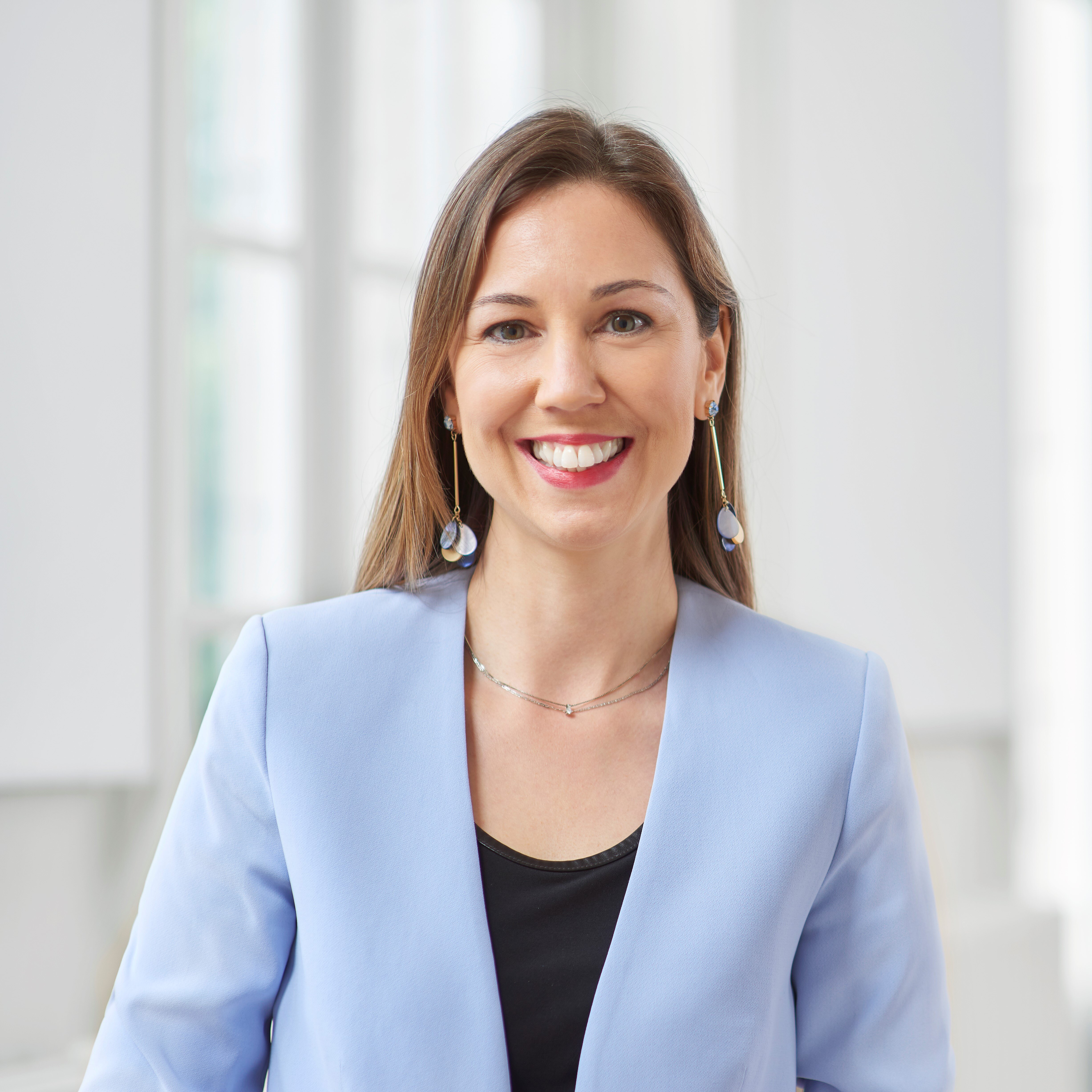 mr. drs. R.M.I. (Ranee) van der Straaten