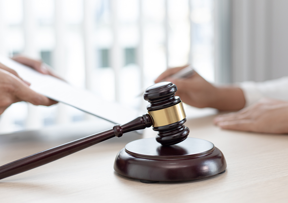 Vacature advocaat-medewerker Corporate Litigation, hamer rechtszaak